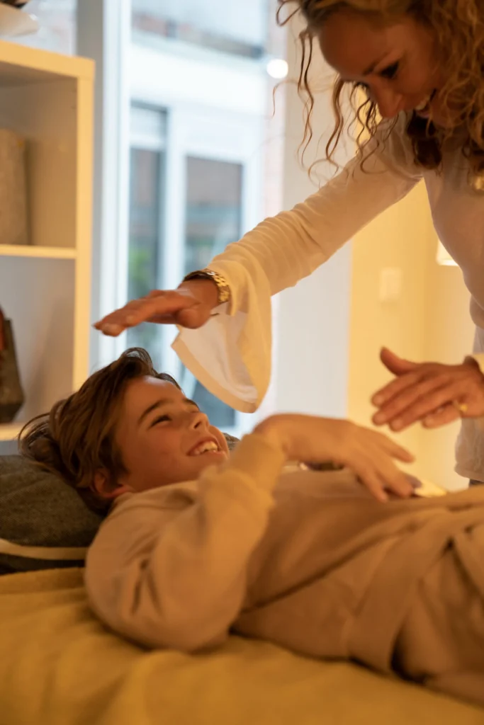 Michelle Storimans werkt aan een helende therapie voor een kind.
