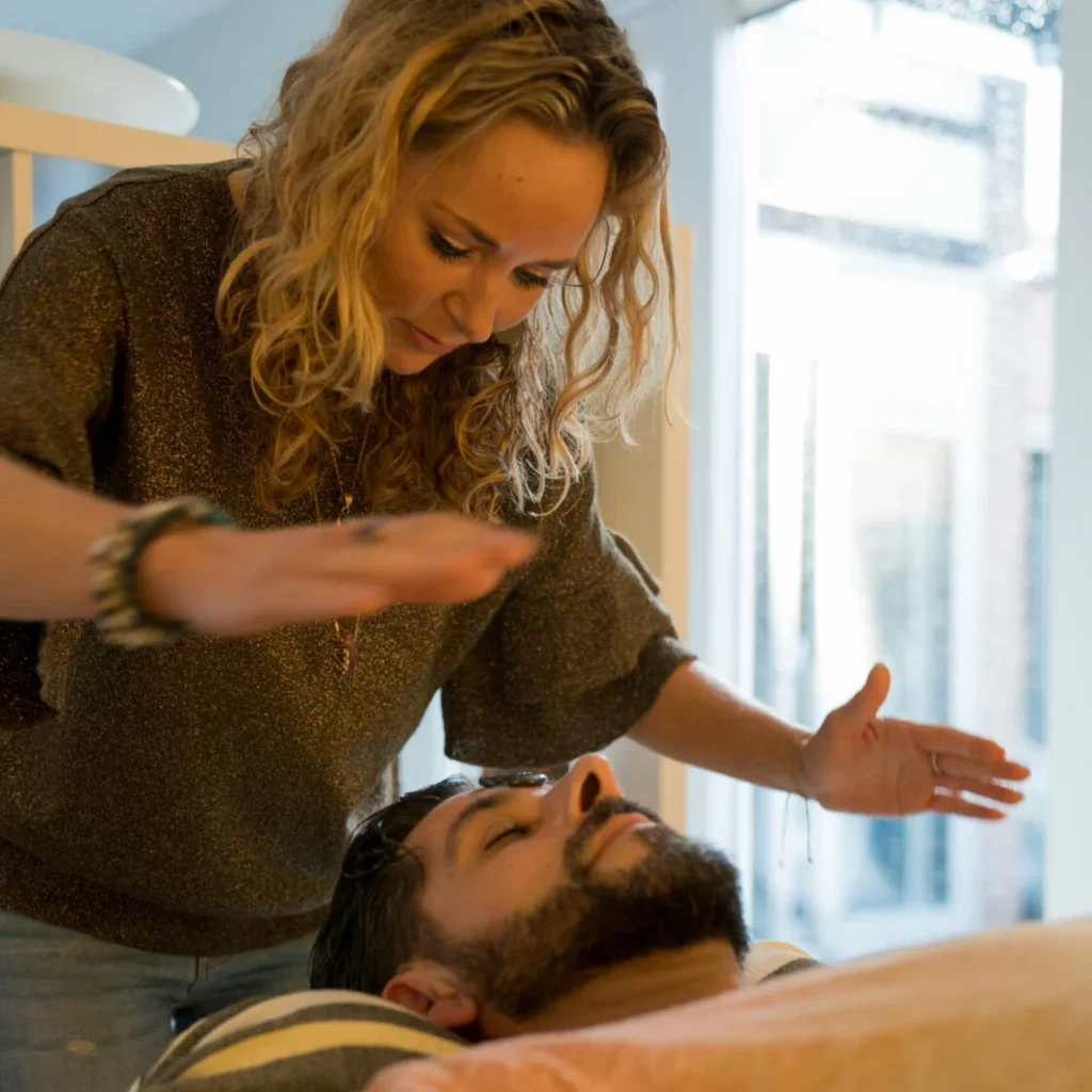 Michelle Storimans tijdens een therapiesessie met een cliënt